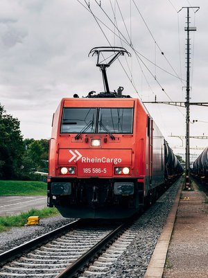 Photo trains on tracks