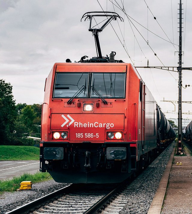 Photo trains on tracks