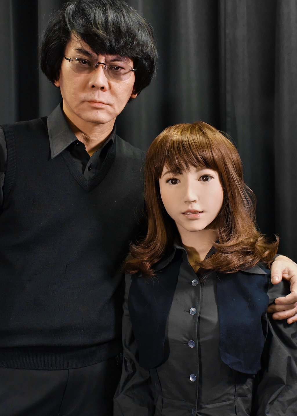 Hiroshi Ishiguro umarmt Roboterfrau