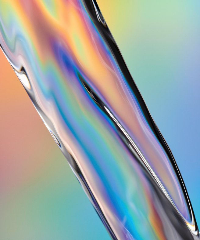 Foto von Wasser in Bewegung. Das Wasser ergießt sich von der linken oberen Ecke des Bildes in die untere rechte. Es handelt sich um einen kompakten Körper, der in unterschiedlichen Farben schimmert und fluoresziert. Den Hintergrund bildet ein Farbverlauf.