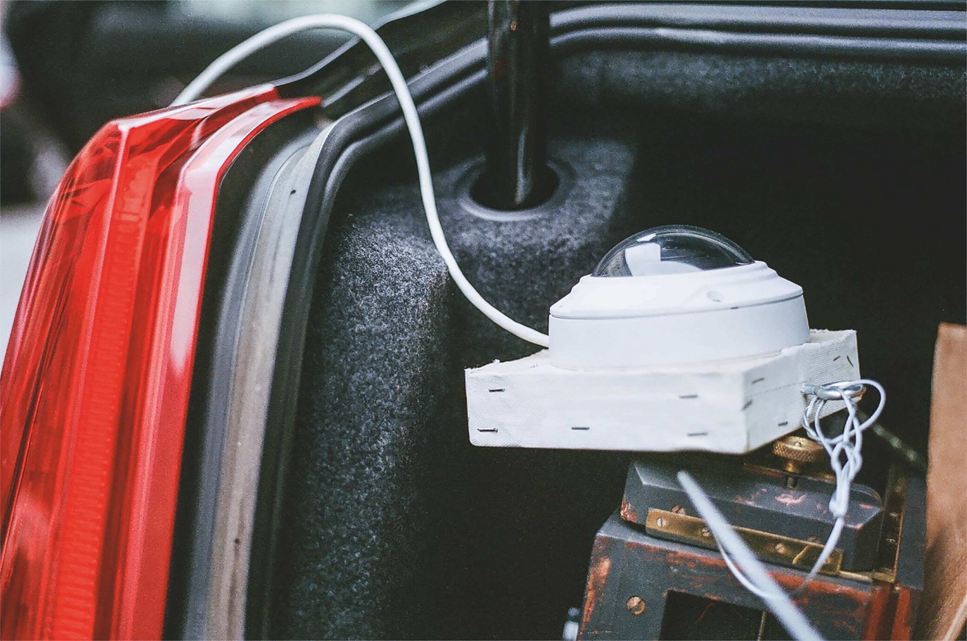 Bild von einer Überwachungskamera in einem Kofferraum eines Autos.