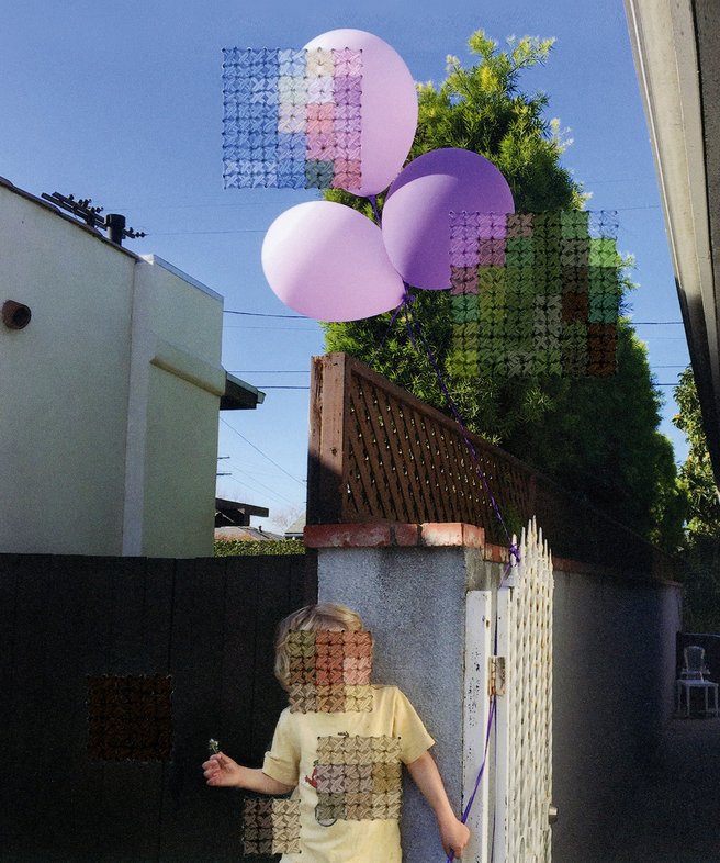 In einem Hinterhof steht ein Mädchen, das einen Luftballon in der Hand hält. Teile des Bildes, wie das Gesicht, sind verpixelt.