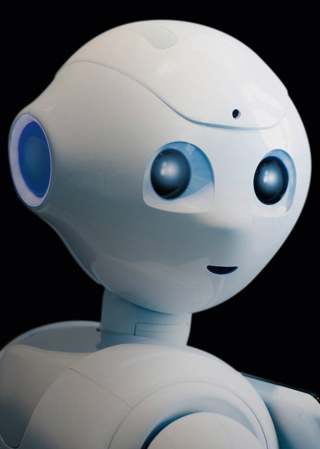 Roboter blickt mit großen Augen und einem Lächeln über die Schulter.