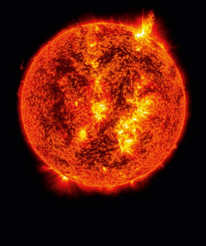 Eruptionen auf Sonnenoberfläche vor schwarzem All.