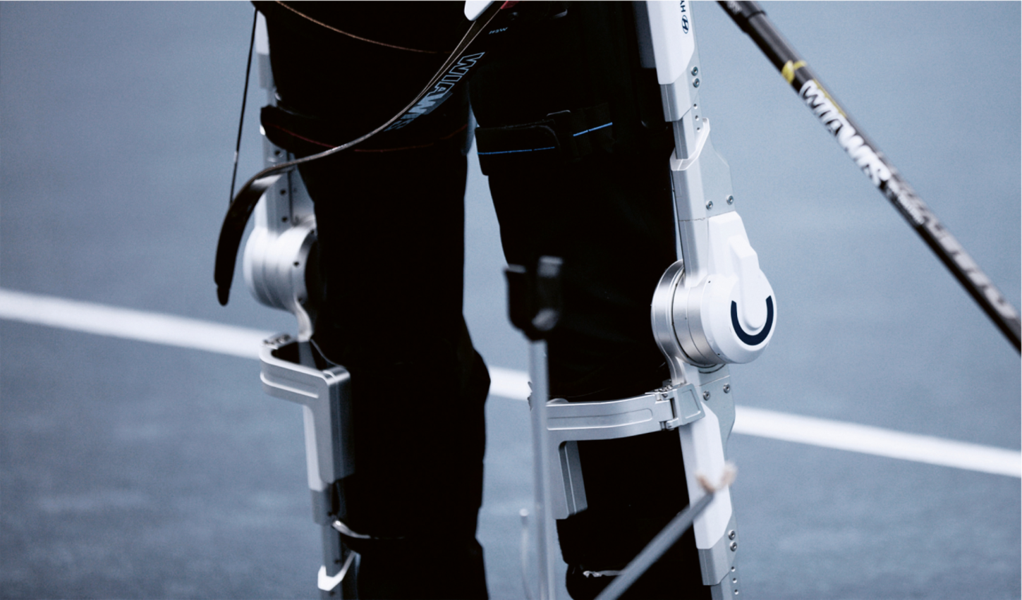 Menschen mit Wirbelsäulenverletzungen können womöglich durch Wearable Robotics im Bereich der Beine unterstützt werden.