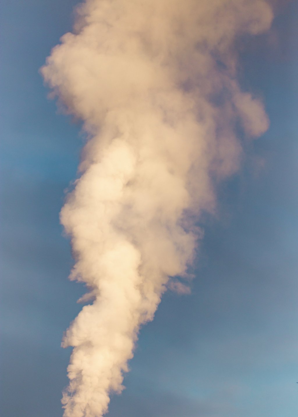 Foto einer Rauchsäule vor blauem Himmel