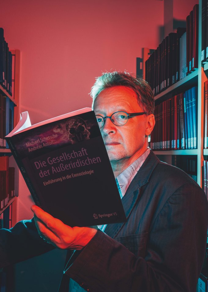 Michael Schetsche mit seinem Buch “Die Gesellschaft der Außerirdischen” in der Hand