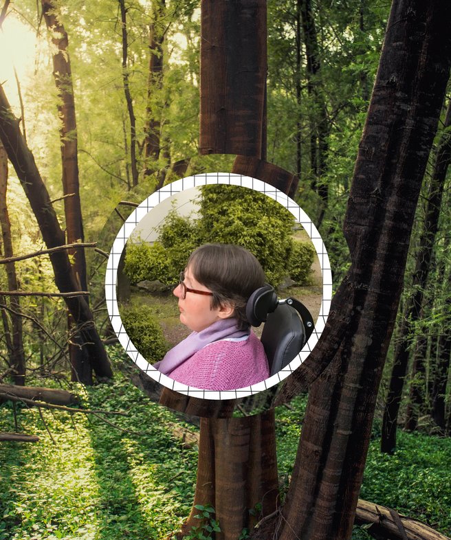 Eine Frau im Rollstuhl vor Waldhintergrund.