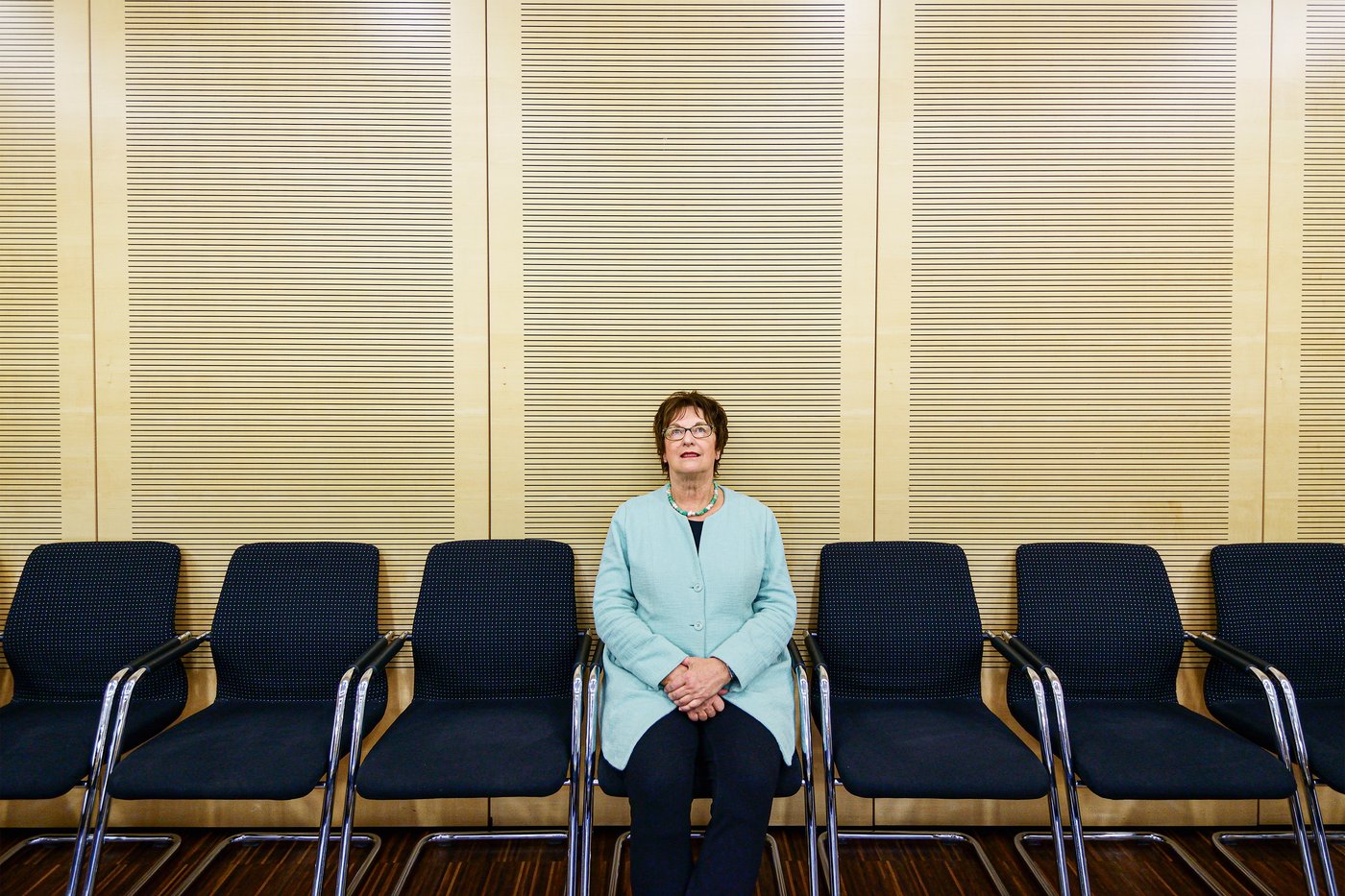 Brigitte Zypries sitzt in der Mitte einer Stuhreihe und schaut nach oben.
