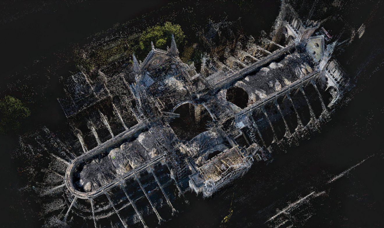 Digitale Draufsicht auf das historische Balkenwerk der Kathedrale Notre-Dame von Paris nach dem Brand.