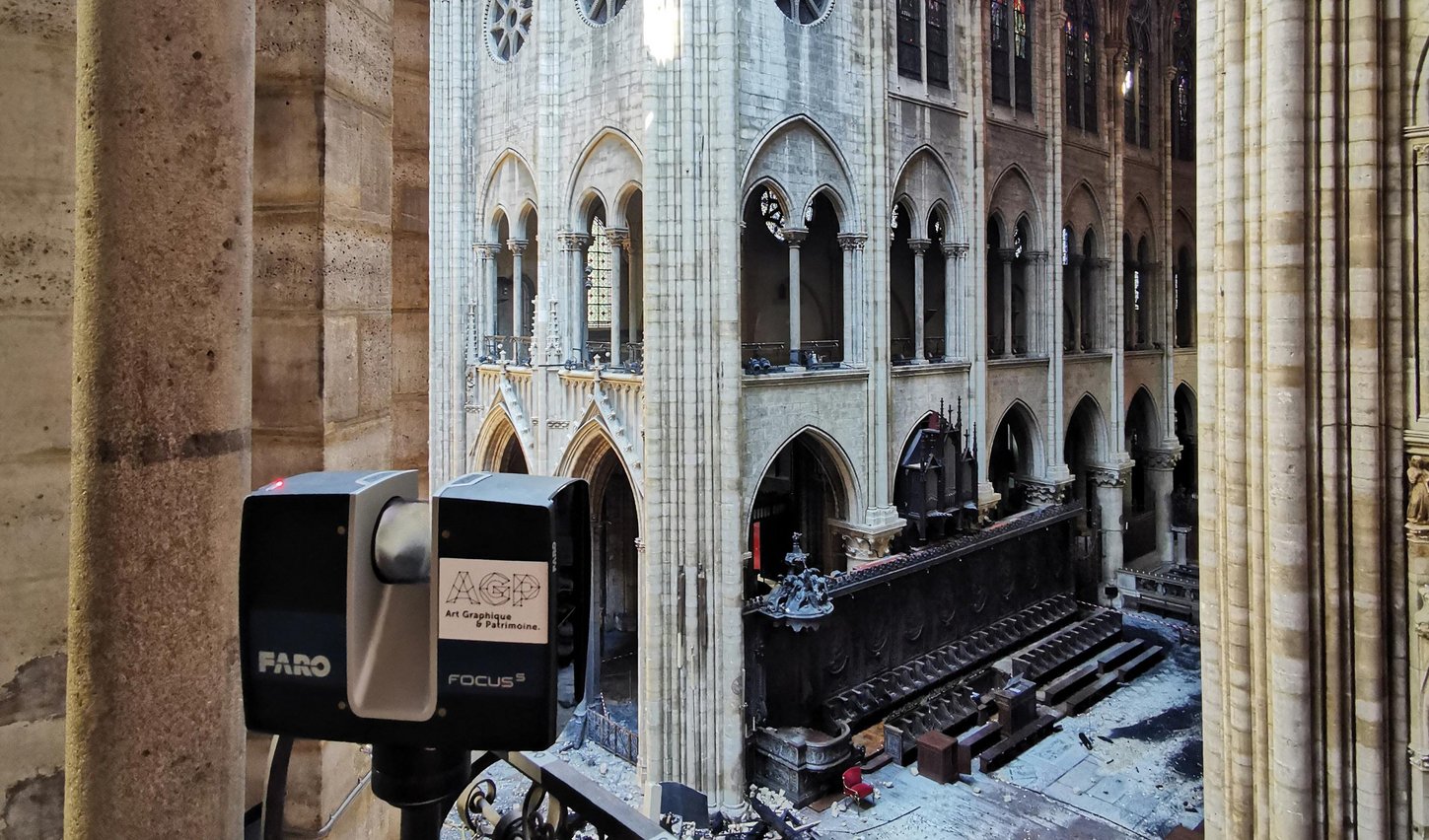Foto einer Kamera, die im Inneren der Notre-Dame Daten und Bilder sammelt.