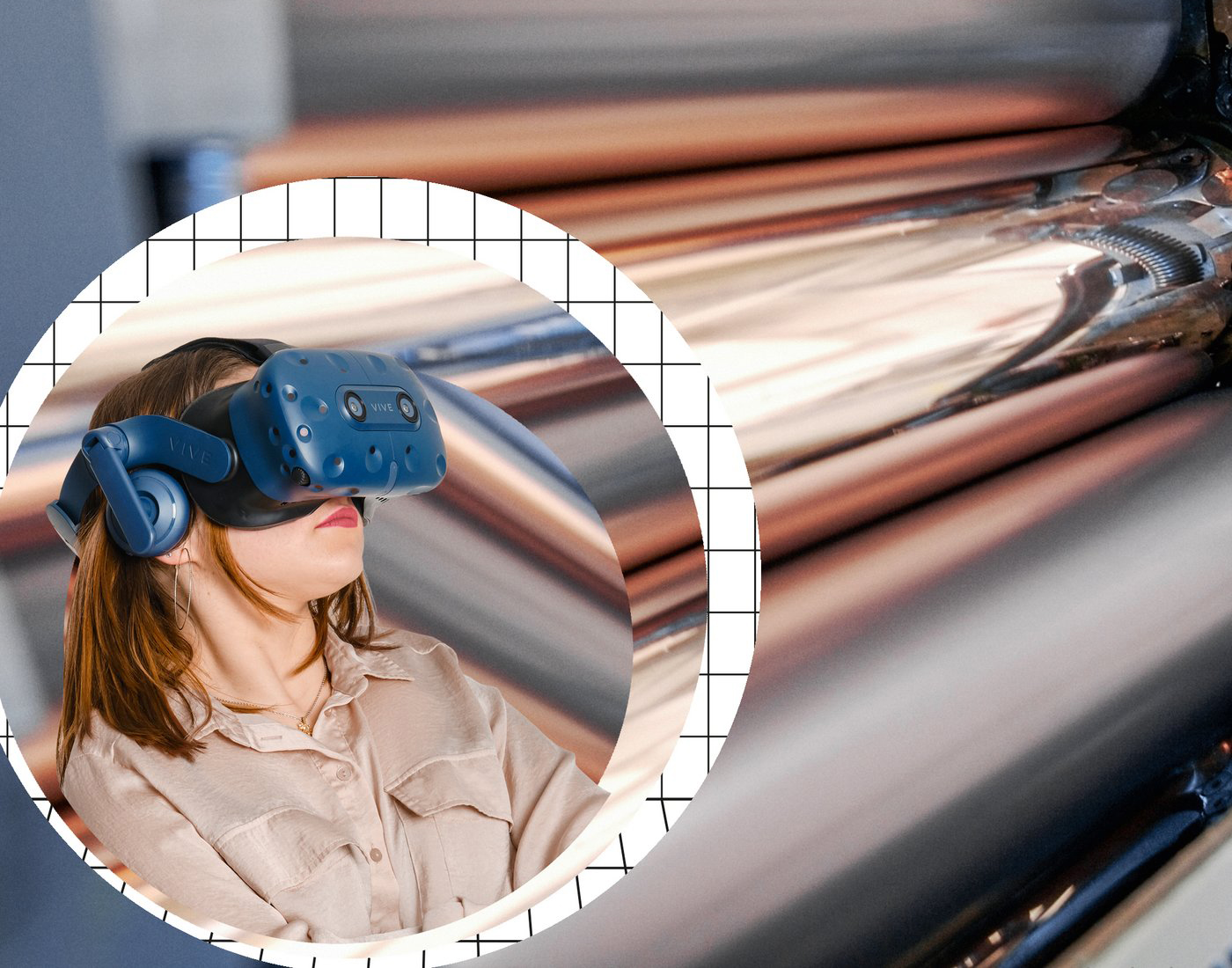 Eine junge Frau trägt eine VR Brille. Im Hintergrund ist eine Druckpresse zu sehen.